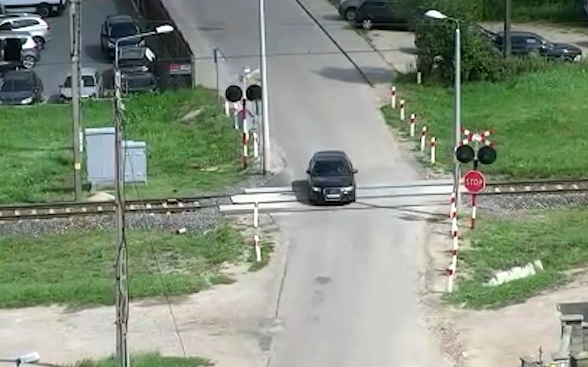 Kierowcy ignorują znak "STOP", przejeżdżając przez tory - zobacz wideo