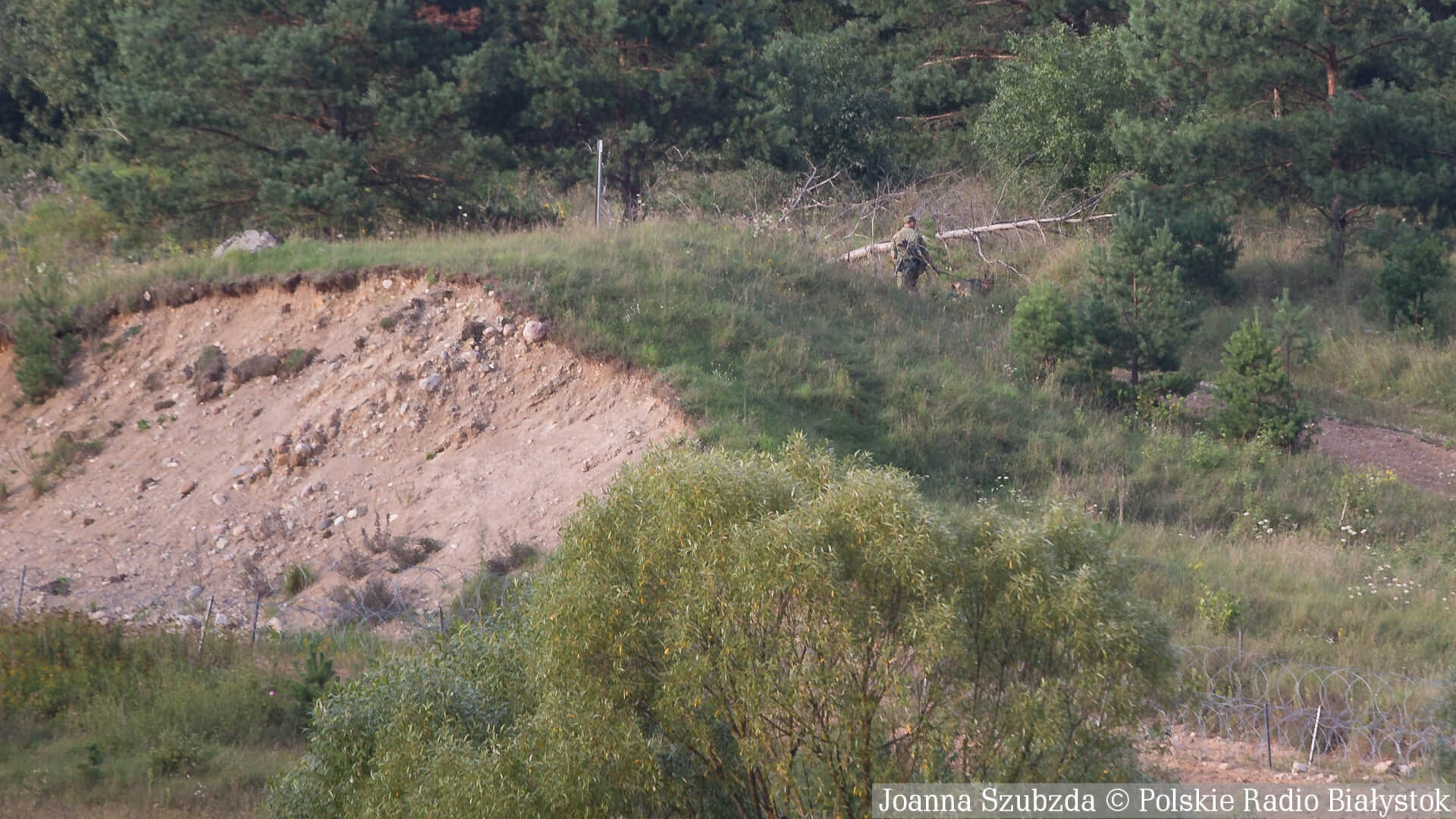 Służby białoruskie dostarczają prąd grupie imigrantów koczujących w Usnarzu Górnym