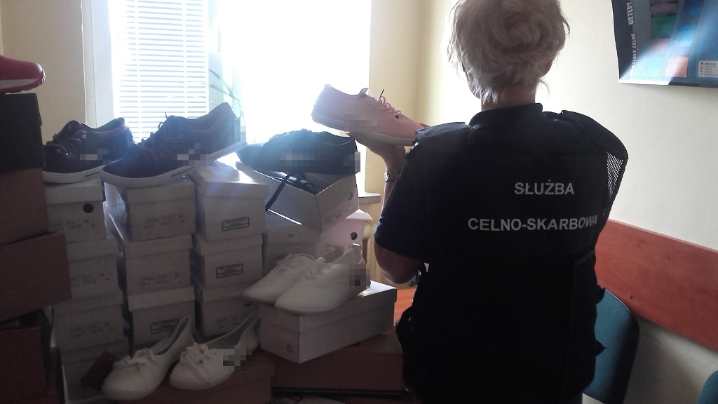 Białostoczanka sprzedawała przez internet podróbki markowych butów