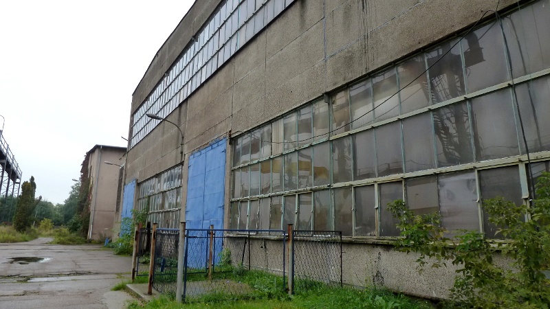 Opuszczone budynki, wybite szyby i otwarte studzienki - teren po zakładach Mostostalu w Starosielcach