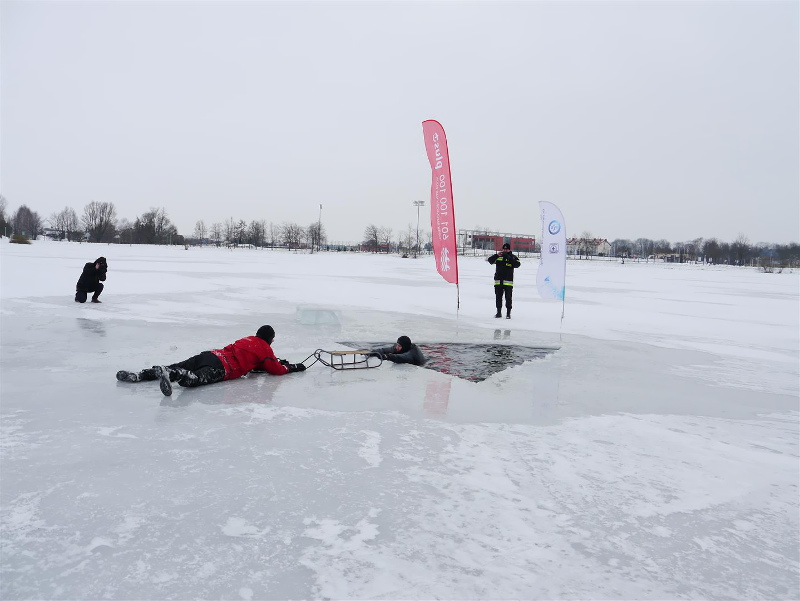 Strażacy i WOPR-owcy z Suwałk uczą młodzież o bezpieczeństwie na lodzie [zdjęcia]