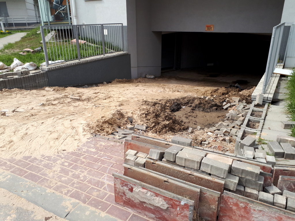 Ulewa zniszczyła garaże mieszkańców przy ul. Kujawskiej w Białymstoku - kto jest odpowiedzialny?