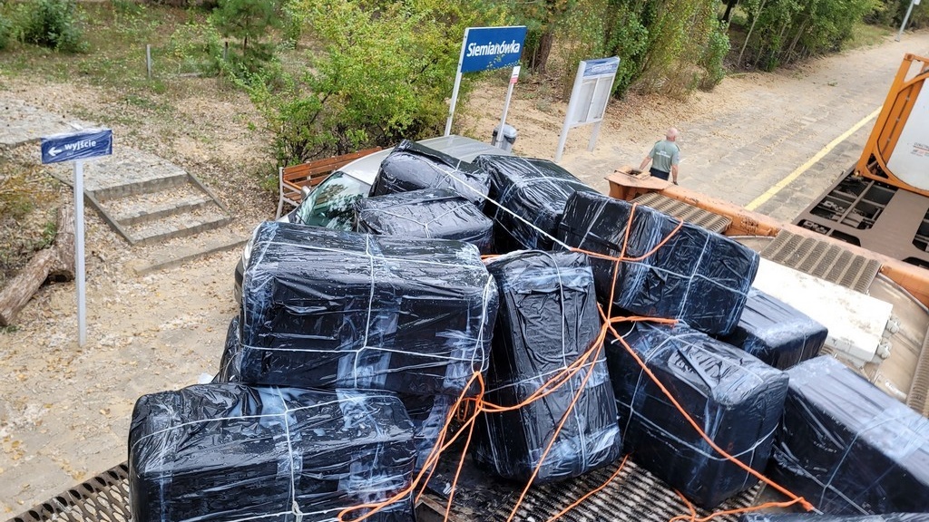 Przemyt ponad 120 tys. paczek papierosów ukrytych w kolejowych cysternach z żywicą