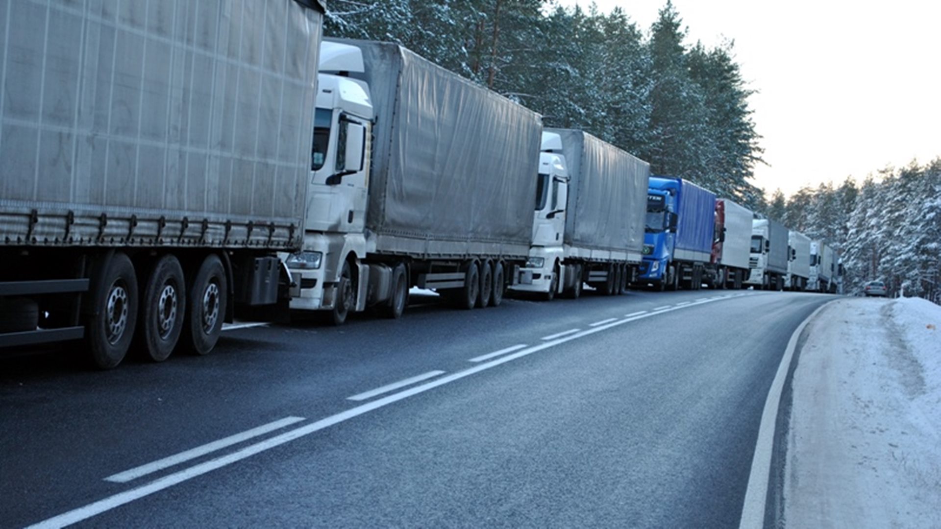 Blisko 1200 tirów stoi w kolejce do przejścia granicznego w Bobrownikach