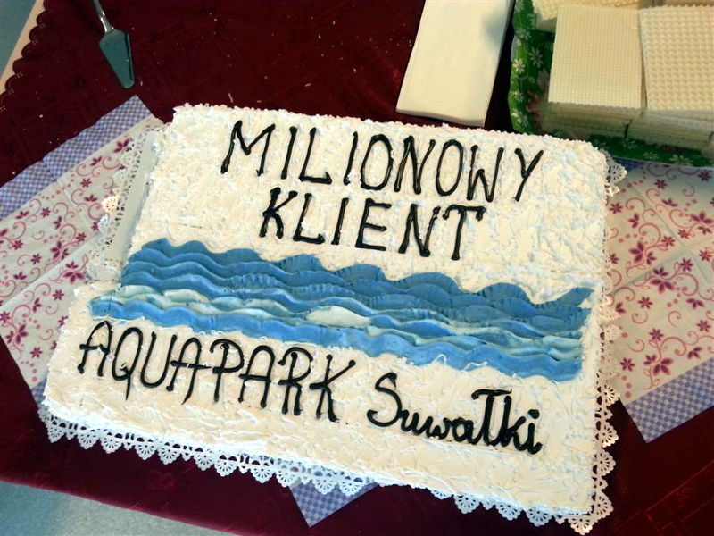 Suwałki:  Tort dla milionowego gościa aquaparku