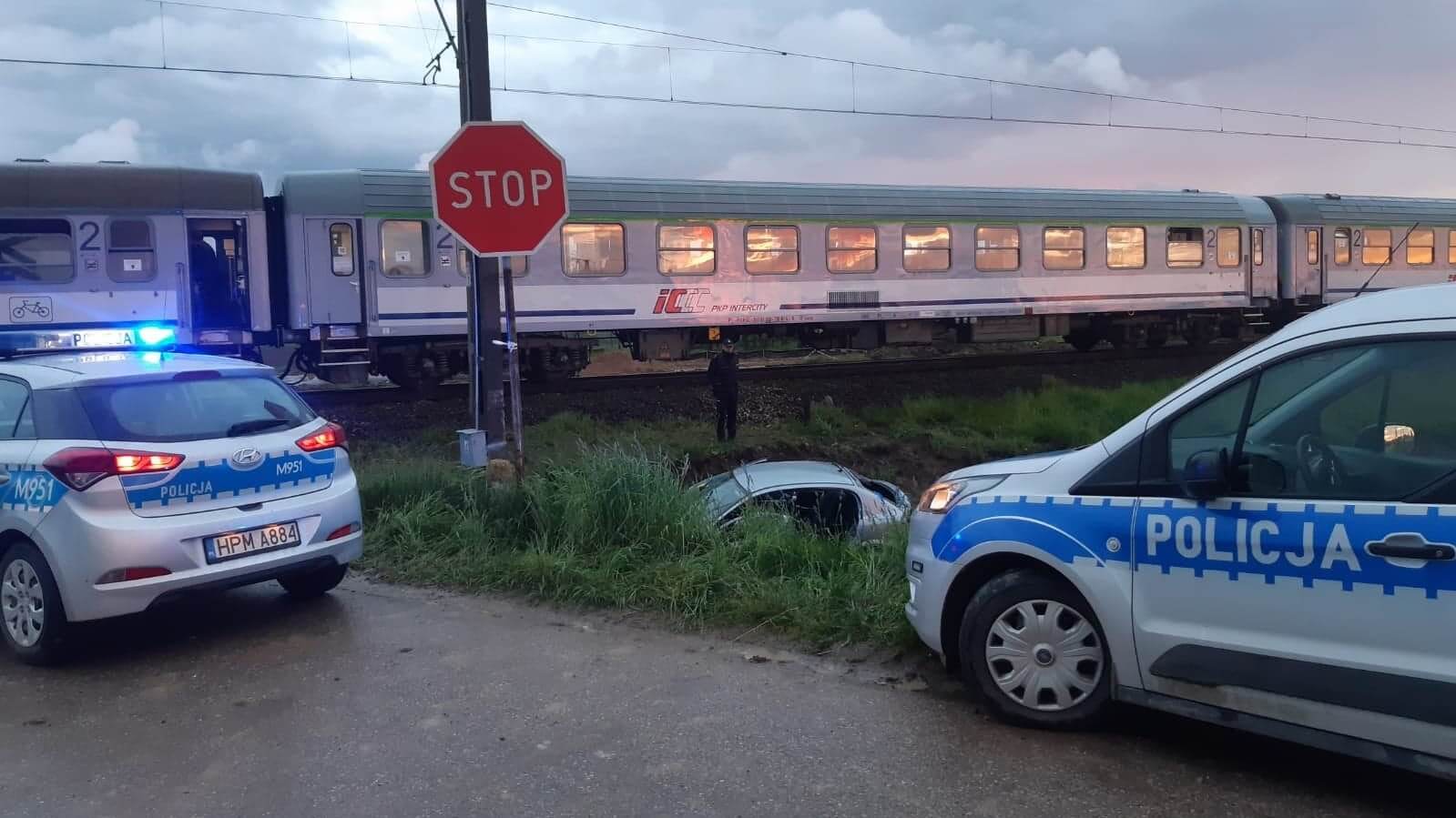 Wypadek na niestrzeżonym przejeździe drogowo-kolejowym koło Szepietowa