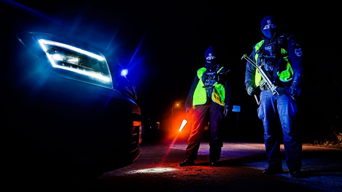 Policja zatrzymała dwóch kurierów przewożących nielegalnych imigrantów - to obywatele Turcji i Indii