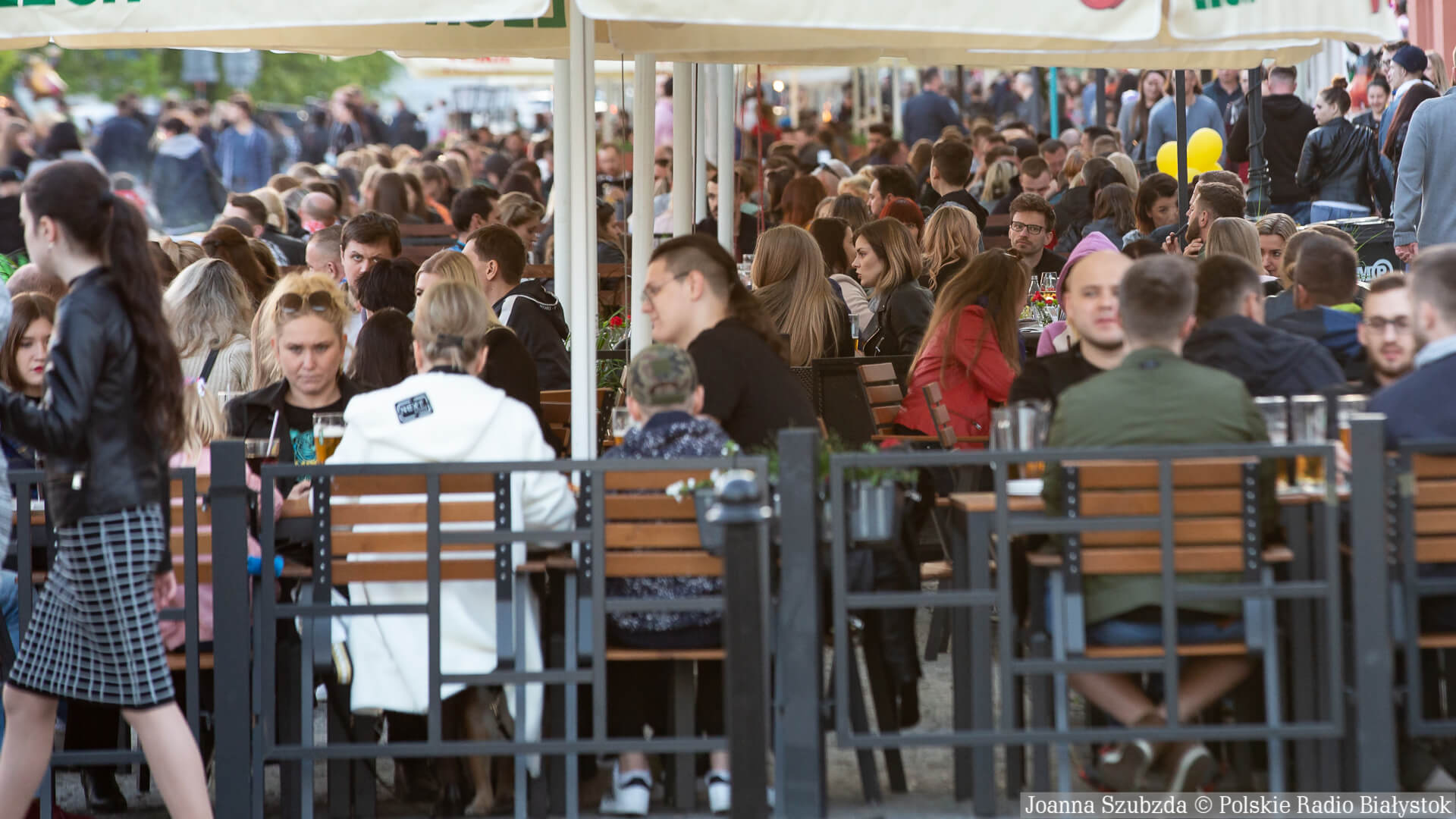 Więcej osób w restauracjach i hotelach, otwarte dyskoteki - rząd łagodzi obostrzenia na wakacje
