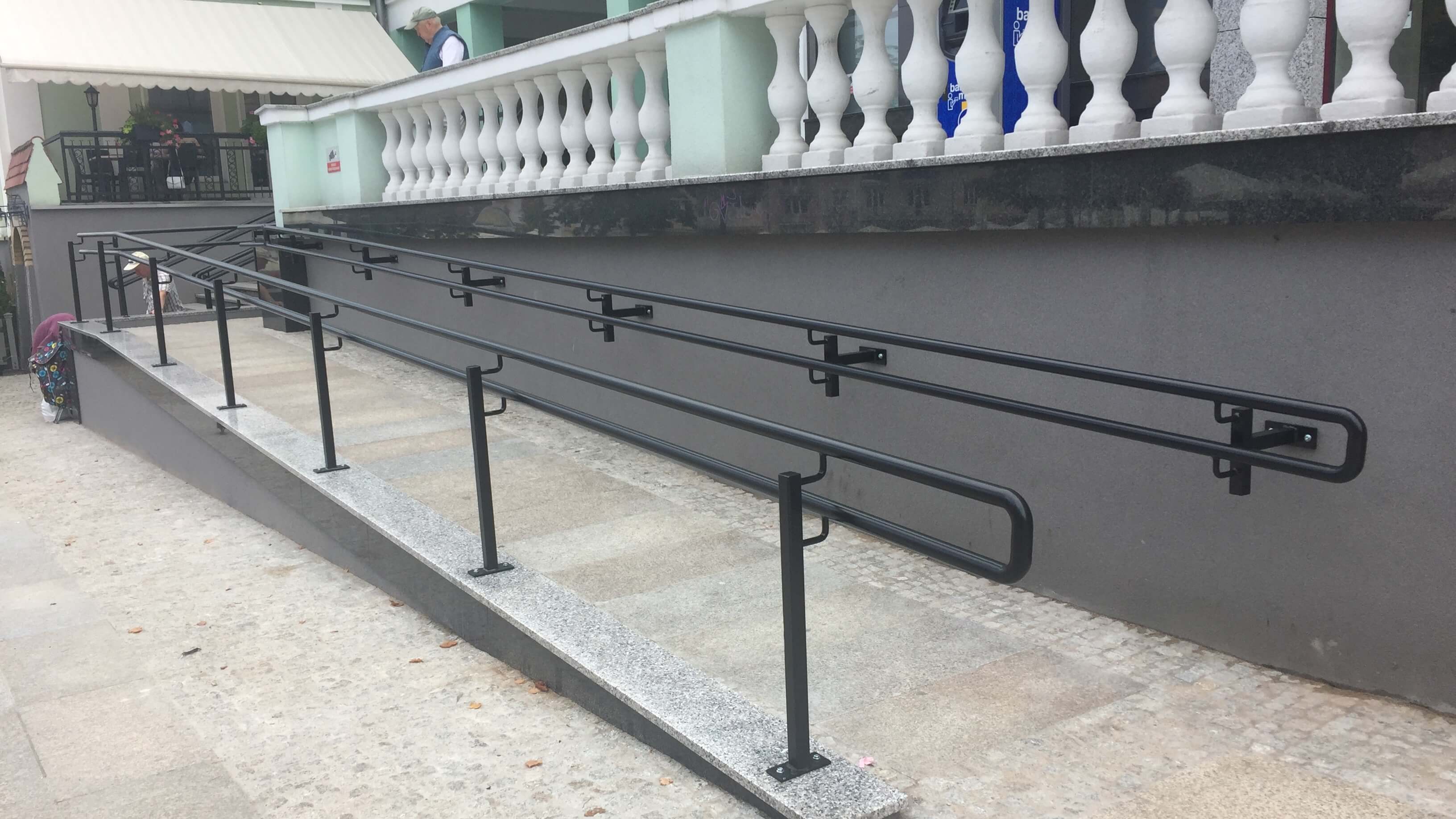 Jest już podjazd dla osób niepełnosprawnych obok delikatesów przy ul. Suraskiej w Białymstoku