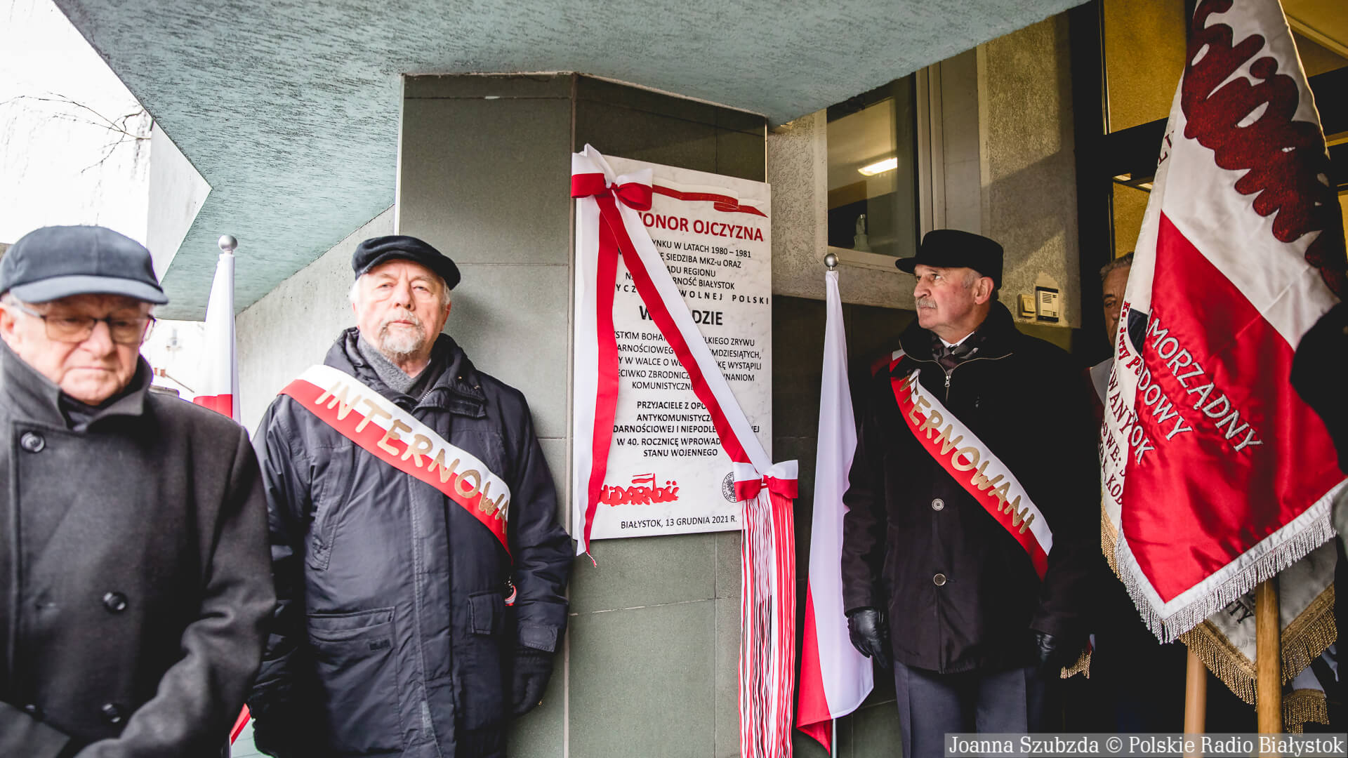 Odsłonięto tablicę na budynku dawnej siedziby pierwszej Solidarności w Białymstoku [zdjęcia]