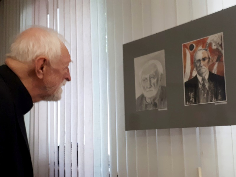 Obrazy i rysunki profesora Strumiłły można oglądać w Białej Synagodze w Sejnach