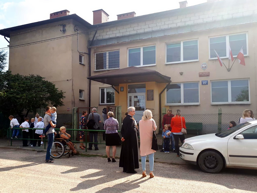 Mimo zapowiedzi rodzice i dzieci zastali szkołę w Monkiniach zamkniętą [zdjęcia]
