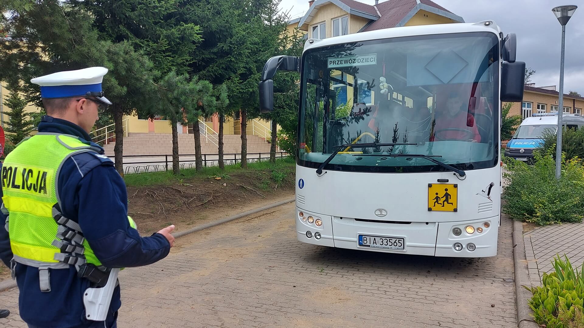 Policyjne kontrole autobusów i oznakowania przy szkołach