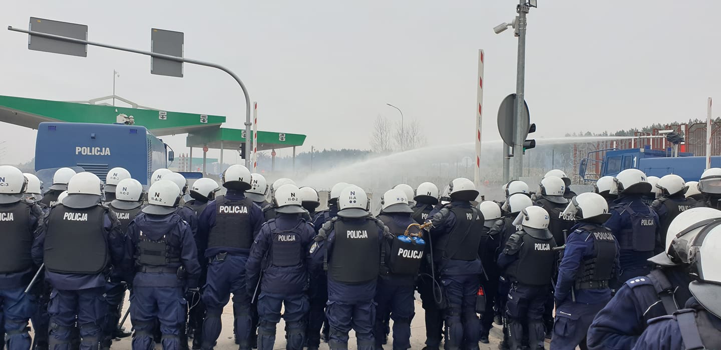 Atak migrantów na polskie służby na przejściu w Kuźnicy [wideo]