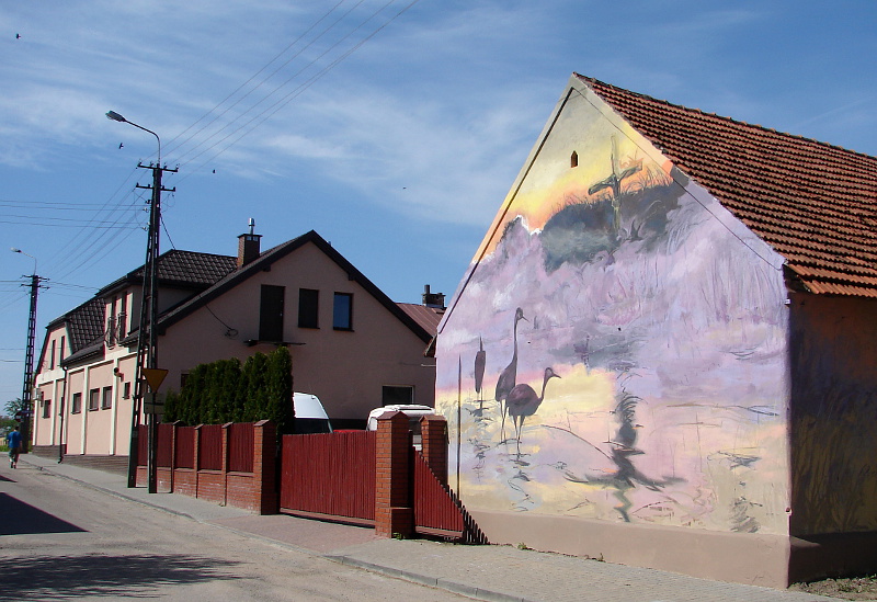 Wizna:  Obrazy Chełmońskiego na budynku