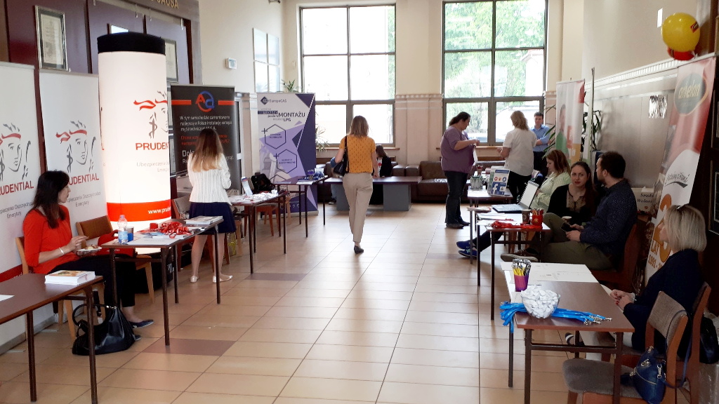 Studenci spotykali się z pracodawcami - targi pracy na UwB