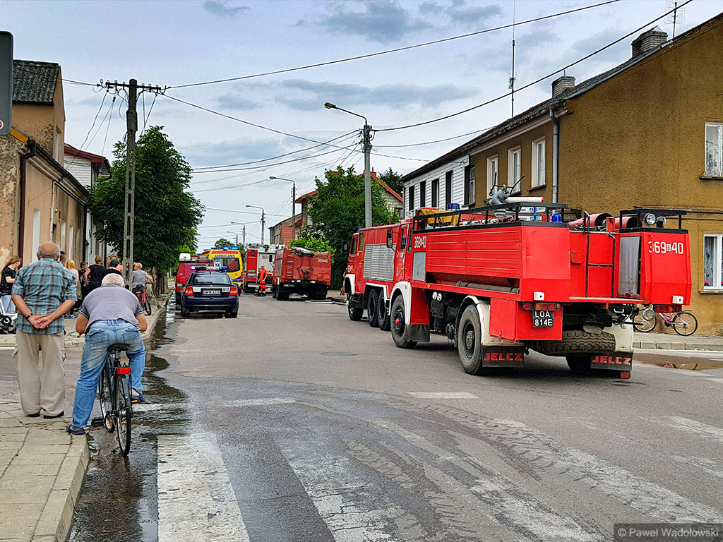 Cztery rodziny musiały spędzić noc poza domem po pożarze bloku komunalnego w Jedwabnem