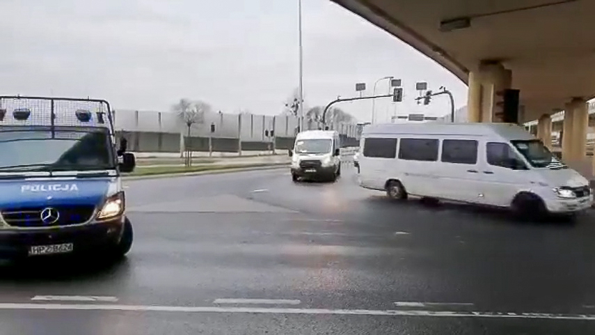 Policja eskortuje przez Polskę konwój aut z obywatelami krajów bałtyckich [wideo]