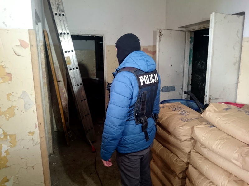 Tona cukru, 200 baniaków, 600 litrów alkoholu - policja zlikwidowała bimbrownię w Czarnej Białostockiej