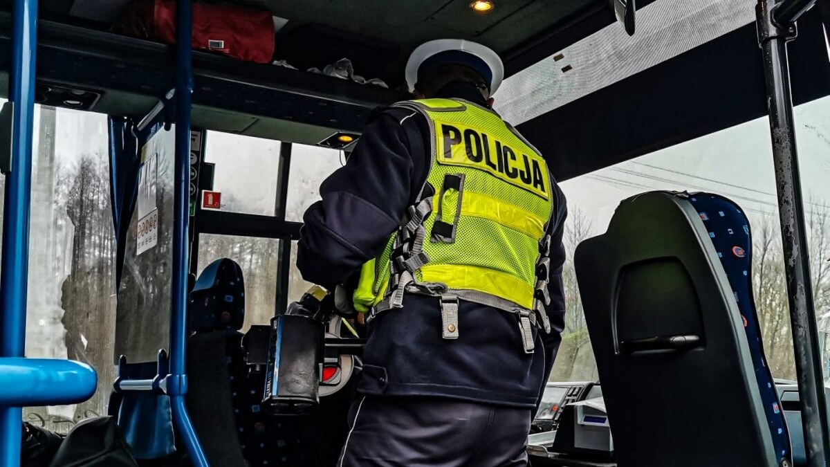 Policjanci z suwalskiej drogówki zatrzymali w Filipowie pijanego kierowcę autobusu szkolnego, który wiózł dzieci do szkoły