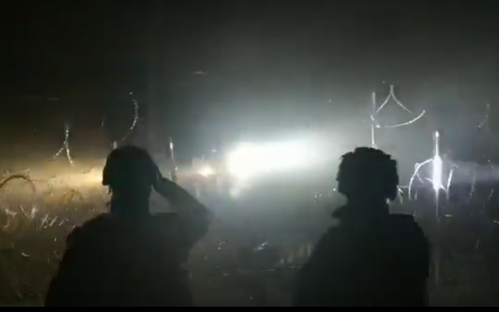 Białoruscy żołnierze niszczyli zaporę na granicy, migrantom dali gaz łzawiący - informuje Straż Graniczna [wideo]