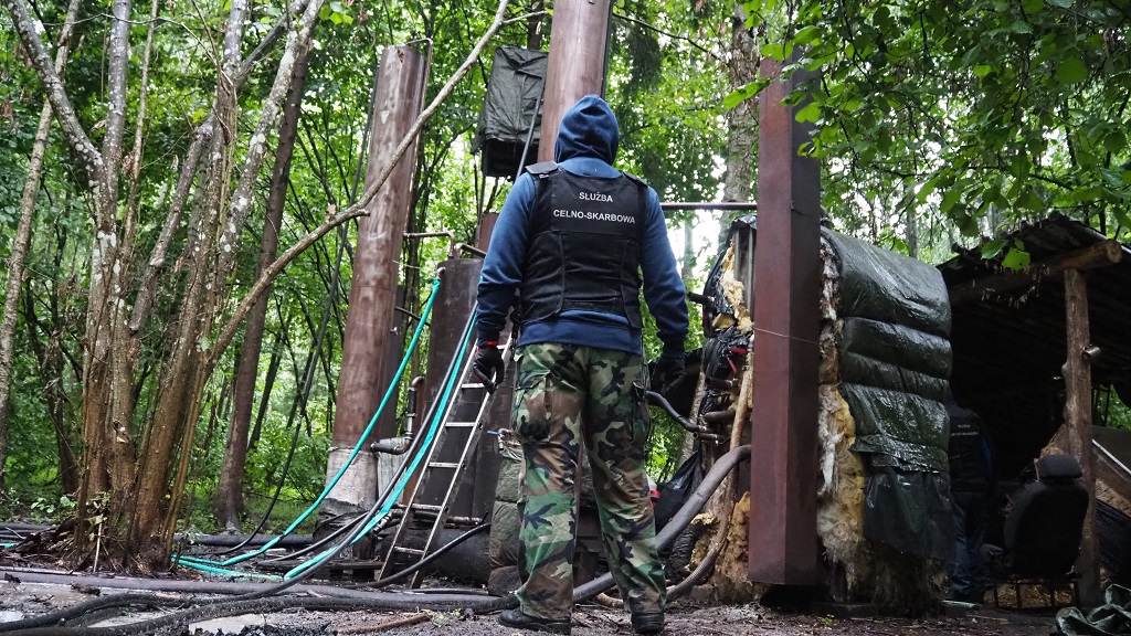 Prawie 500 litrów nielegalnego alkoholu w podziemnym zbiorniku