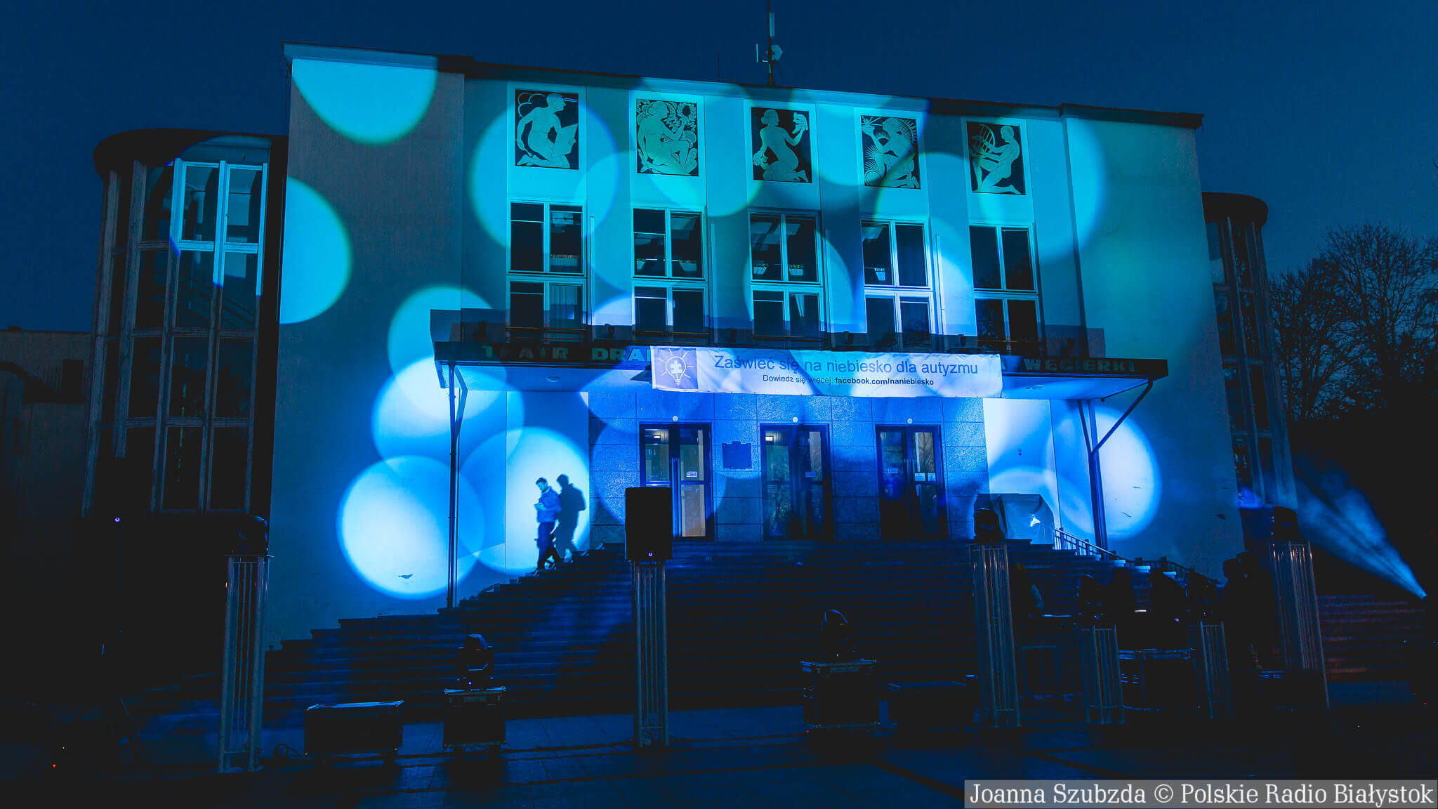 Na placu przed białostockim Teatrem Dramatycznym spotkały się osoby z autyzmem