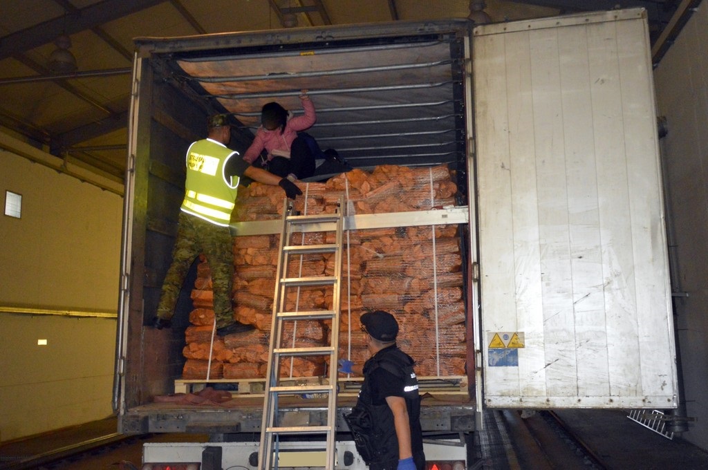 Wietnamczycy ukrywali się w tirze z drewnem - chcieli wjechać do Polski