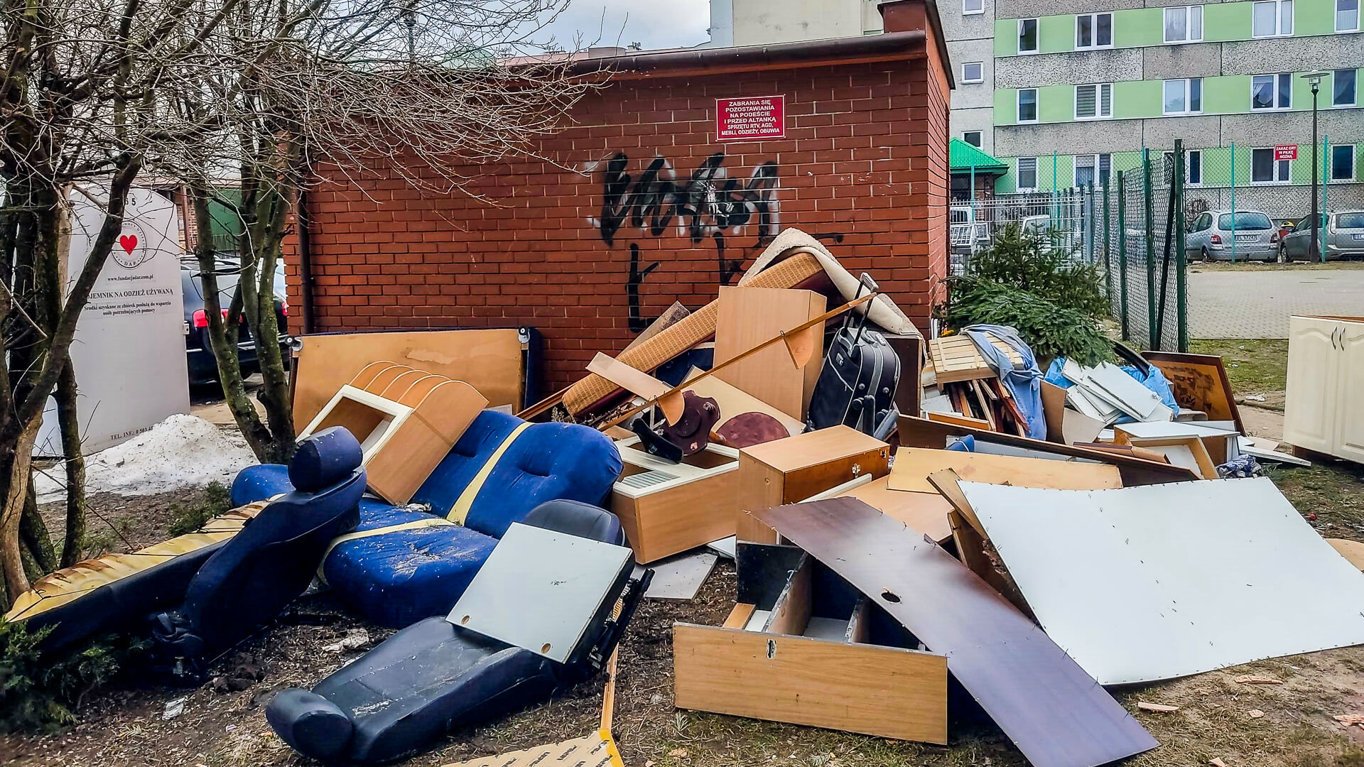 Meble na trawnikach - na łomżyńskich osiedlach zalegają sterty wielkogabarytowych śmieci [zdjęcia]