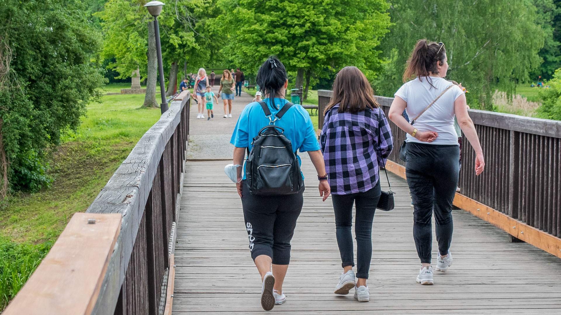 Po remoncie znów można korzystać z drewnianej kładki w Parku Pałacowym w Białowieży