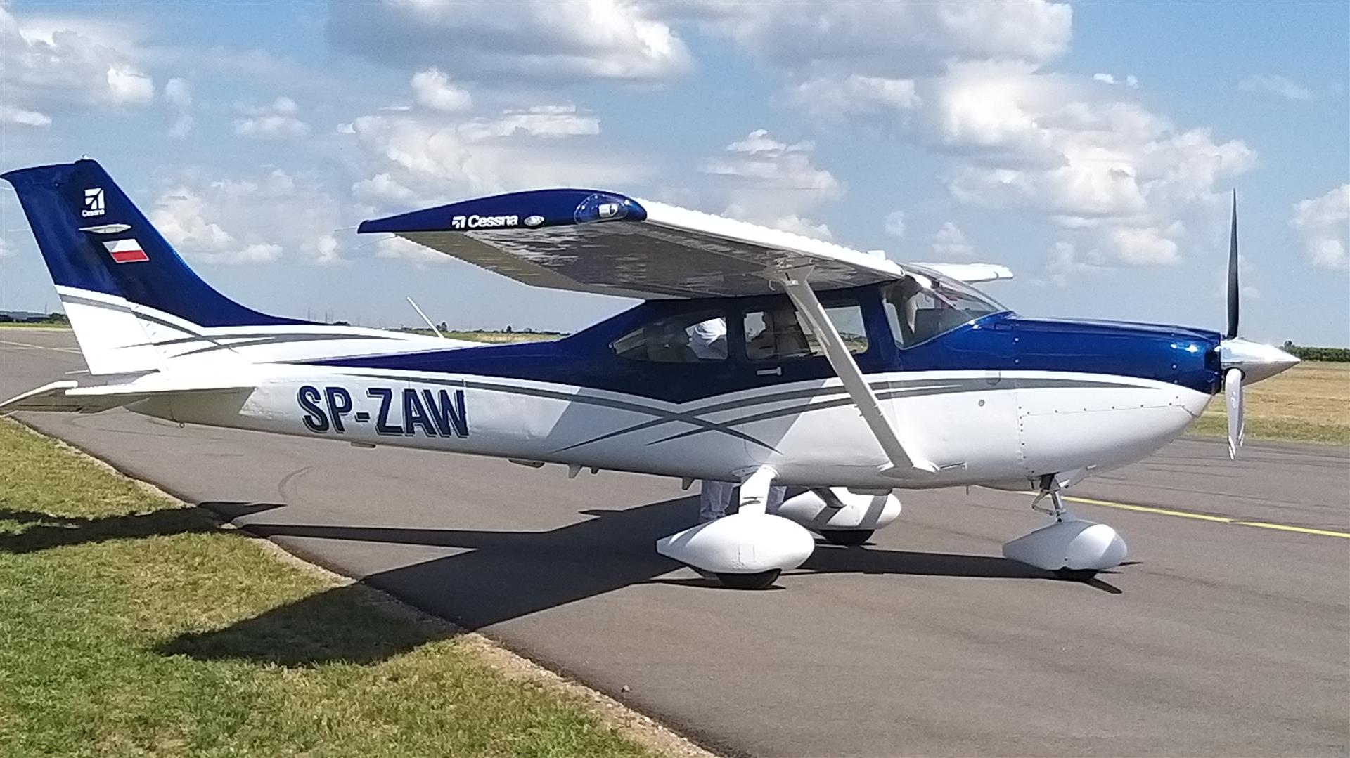 Awaryjny powrót samolotu na suwalskie lotnisko