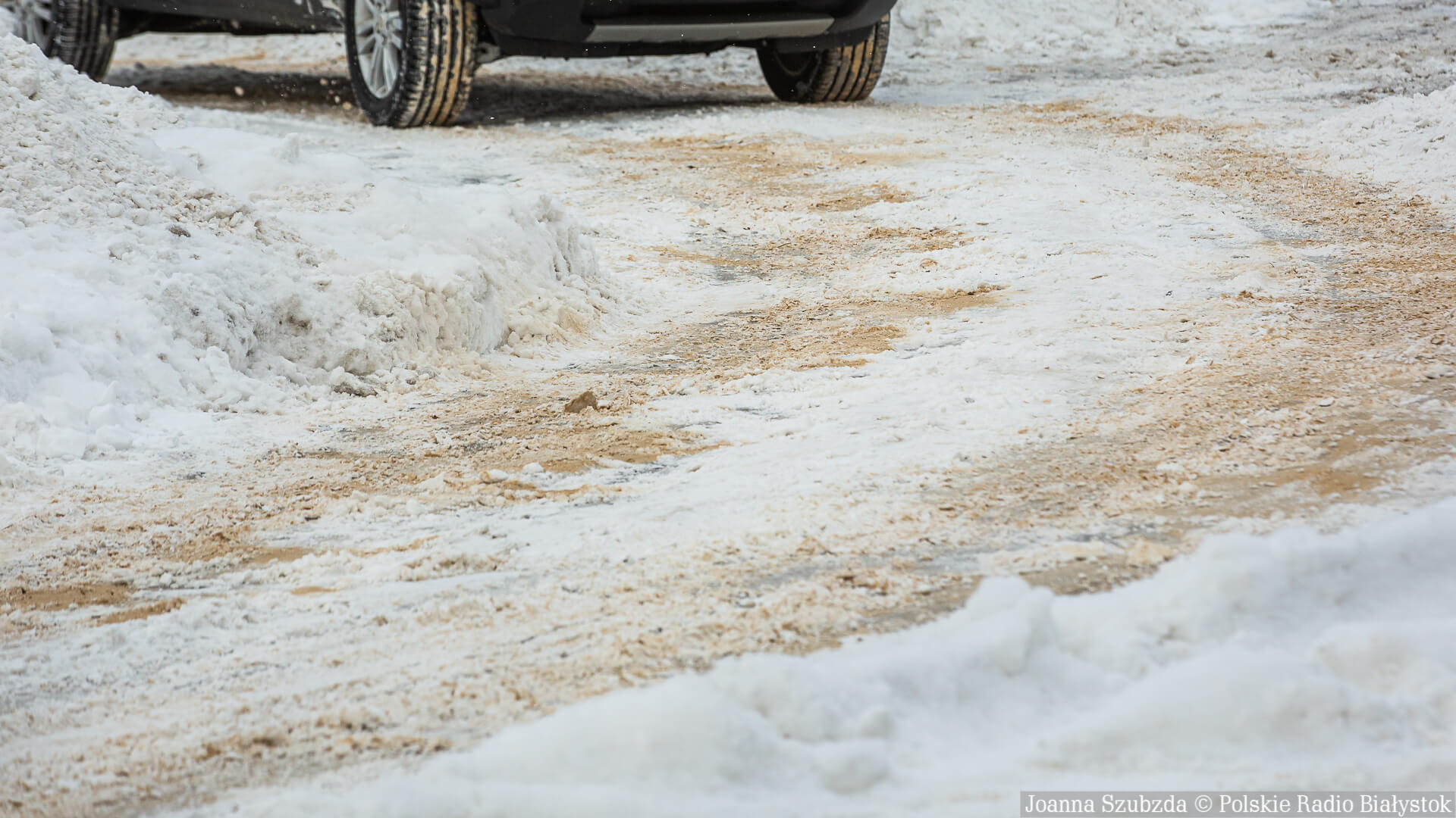 Mieszkańcy Strękowizny w gminie Nowinka skarżą się na bardzo śliską drogę
