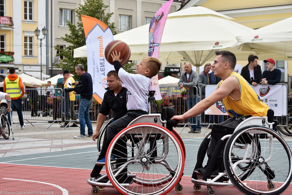 "Koszykówka bez barier" na Rynku Kościuszki