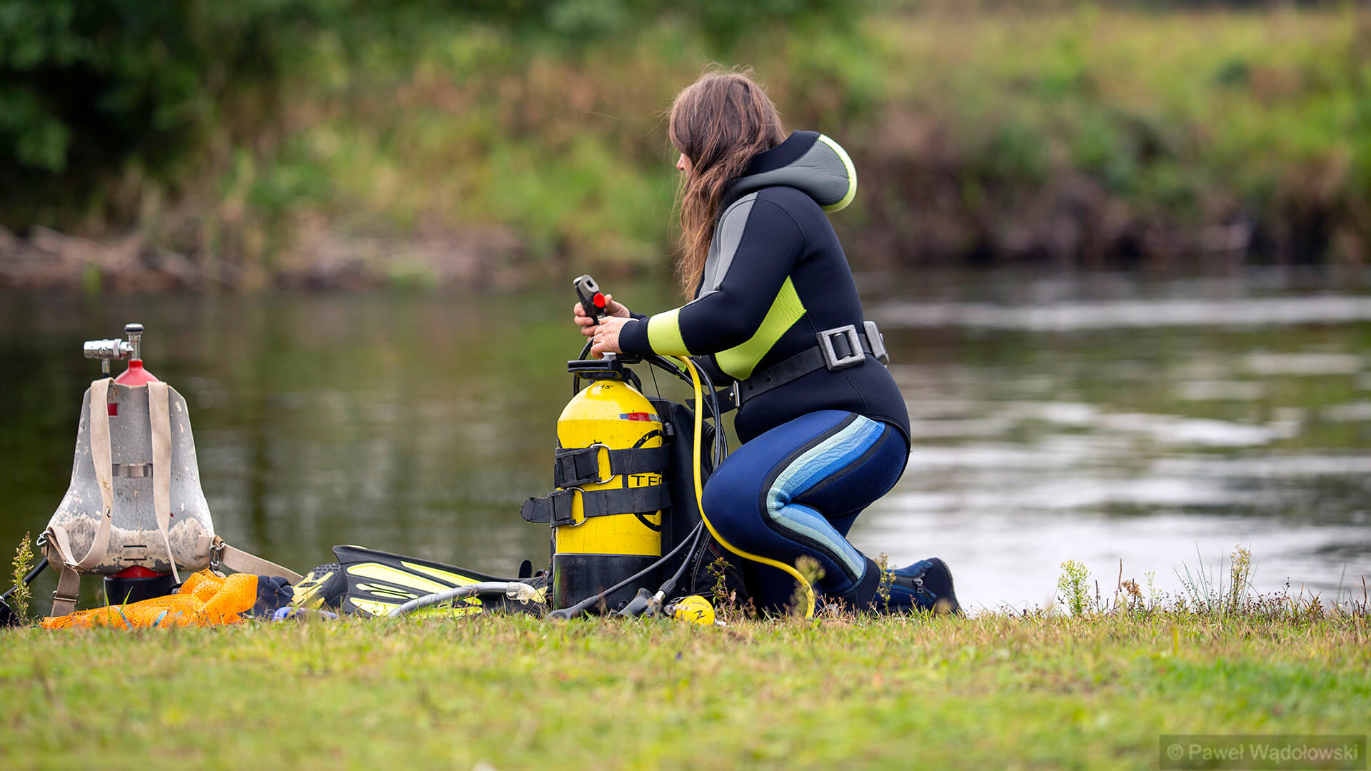 "Woda to nie śmietnik". Nurkowie sprzątają rzekę Pisa [zdjęcia]
