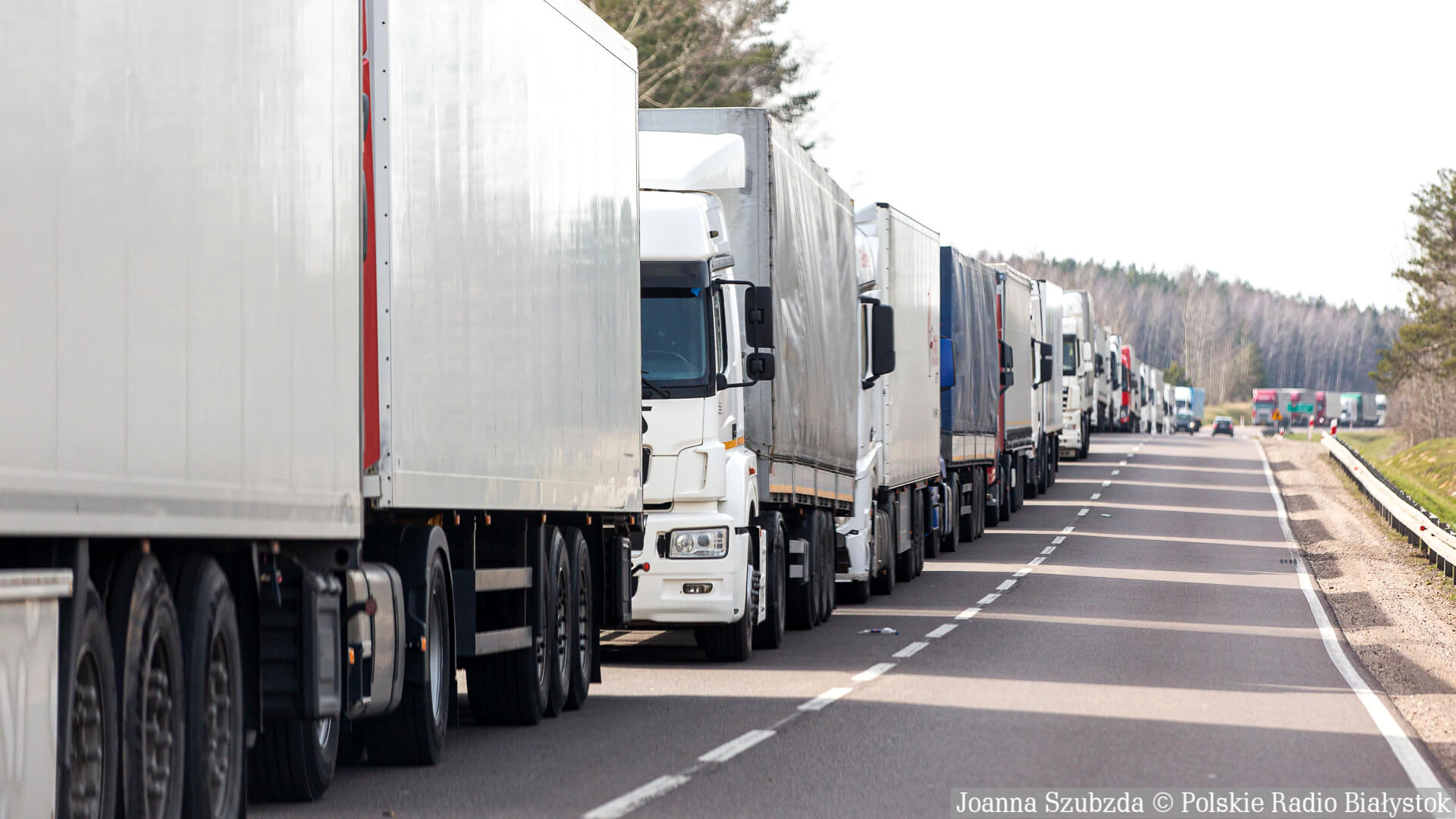 Otwarto przejście graniczne w Ogrodnikach, by rozładować kolejkę na wjazd do Polski