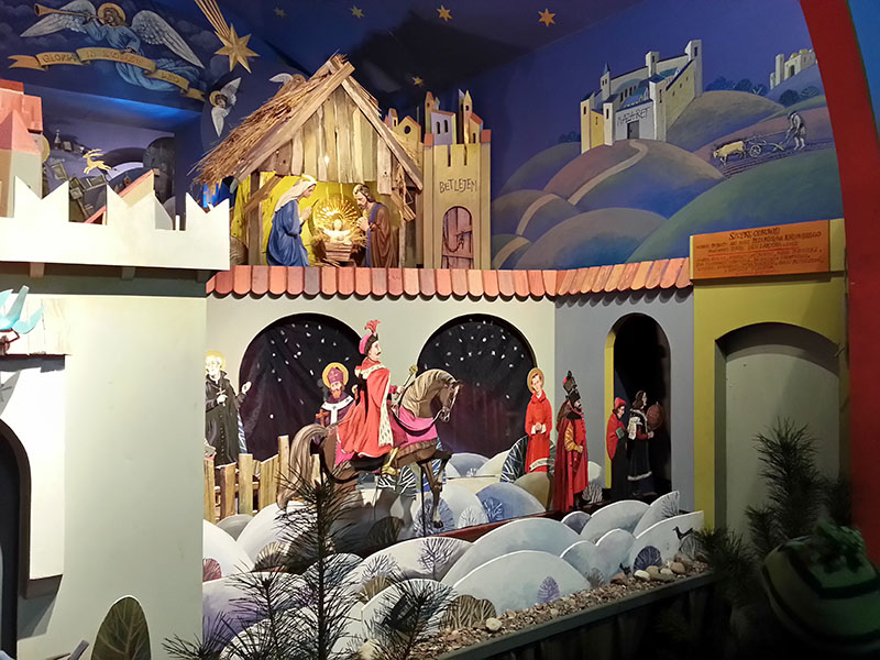 W Łomży szopki z ruchomymi figurami - są m.in. Mieszko I, Adam Mickiewicz i papież Franciszek