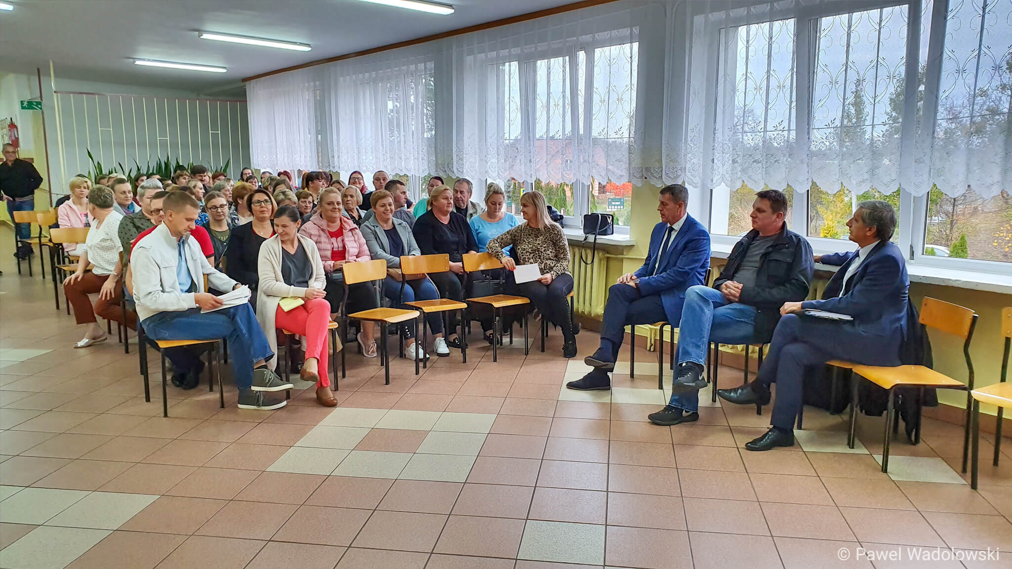 Rodzice uczniów z podstawówki w Ptakach protestują przeciwko likwidacji części klas