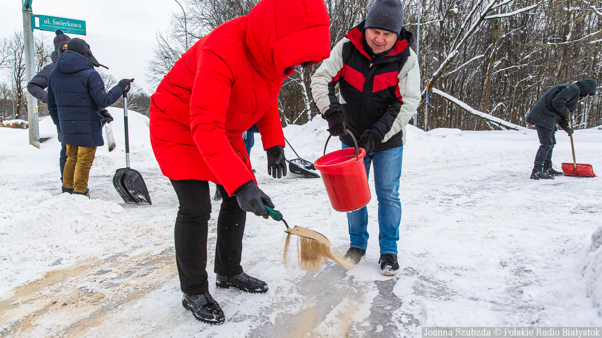 Wjazd z ul. Zwierzynieckiej w Świerkową w Białymstoku zmienił się w lodowisko - wzięliśmy sprawy w swoje ręce [zdjęcia, wideo]