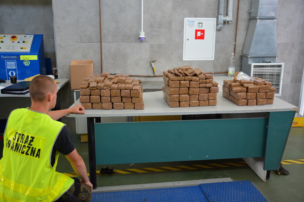 Przemyt na przejściu w Kuźnicy - pies Cenzus znalazł 117 kg haszyszu [zdjęcia, wideo]