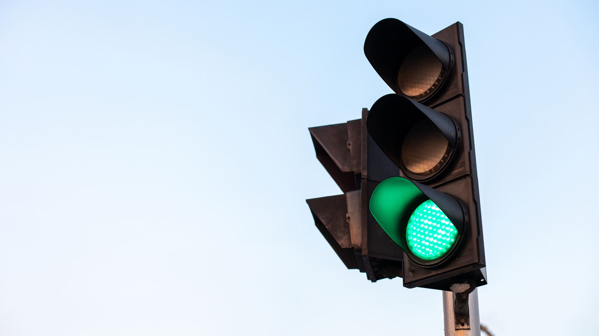 Kolno: trójka nastolatków zniszczyła szafę ze sterownikami sygnalizacji świetlnej