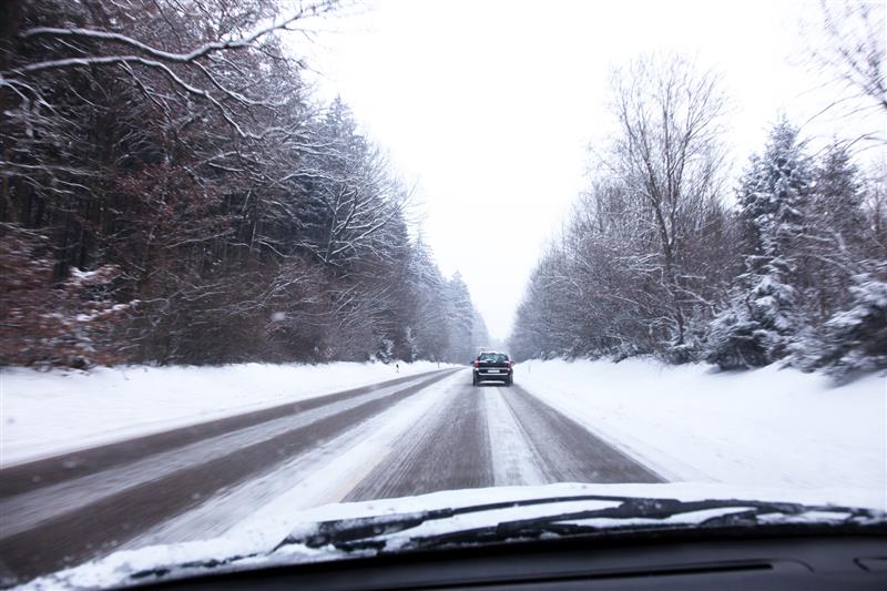 Śnieg w regionie - ślisko na drogach, część mieszkańców bez prądu