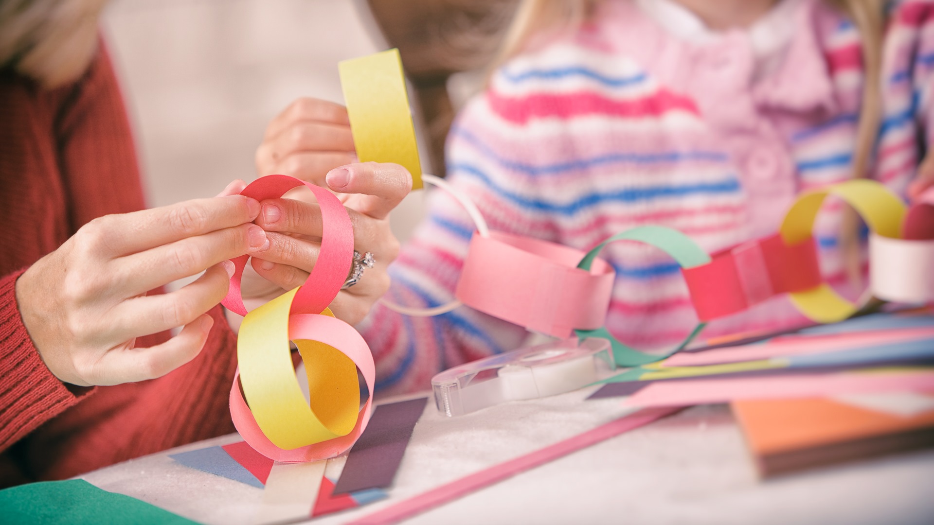 Świąteczne wieńce na drzwi, stroiki i ozdoby na choinkę można kupić na kiermaszu w Sejnach