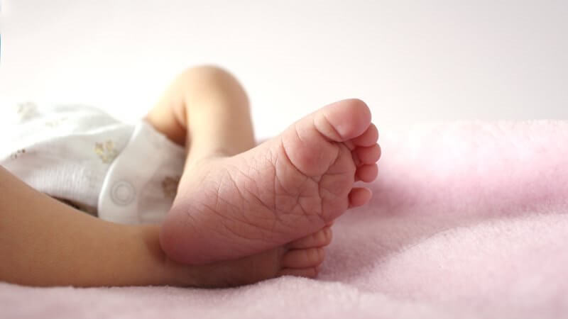 Białostoccy lekarze walczą o życie dwumiesięcznego niemowlaka – prokuratura nie wyklucza pobicia