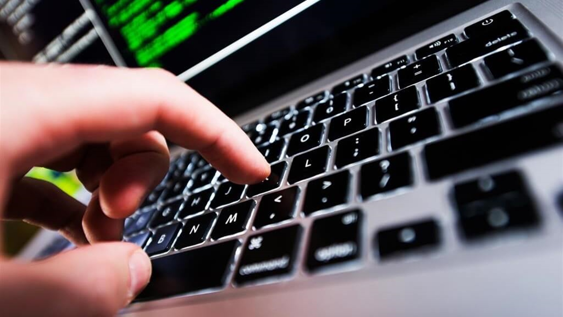 Uwierzył, że będzie zarabiał na sprzedaży produktów RTV w sieci. Stracił kilkanaście tys. zł