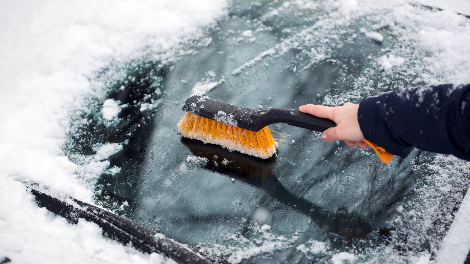 Policjanci apelują - przed wyruszeniem w podróż auto trzeba dokładnie oczyścić ze śniegu