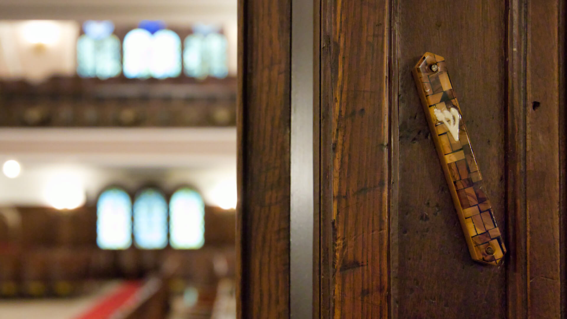 Mały ślad w futrynie może okazać się bezcennym znaleziskiem - Mi Polin poszukuje mezuz