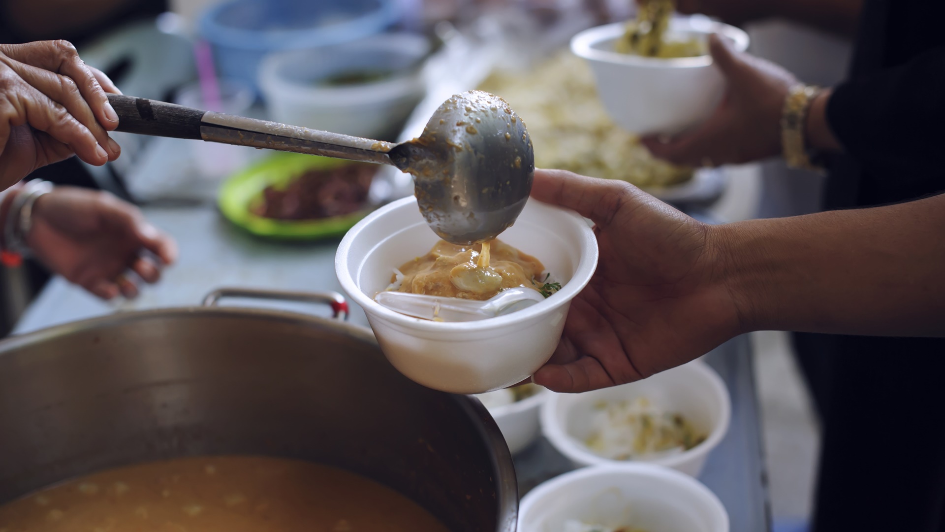 Już ponad 2 tysiące osób korzysta w Suwałkach z bezpłatnej pomocy żywieniowej