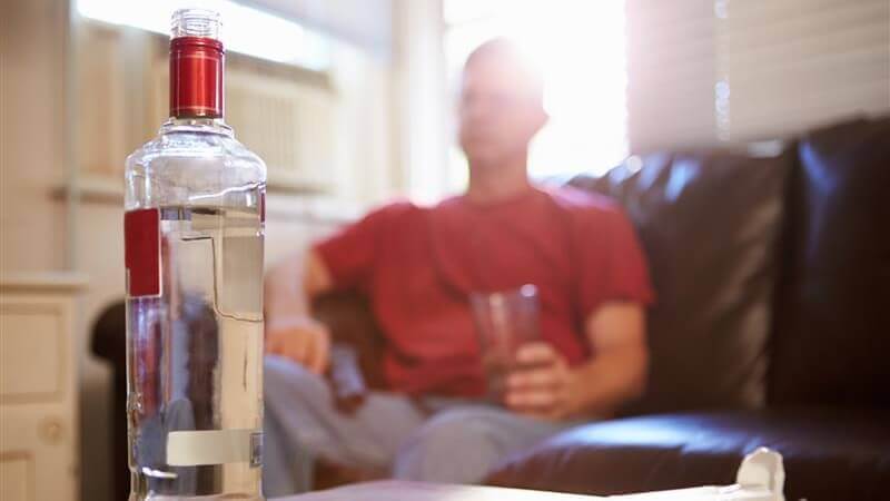 Pijany ojciec opiekował się dwójką małych dzieci. 4-latka była zamknięta na balkonie