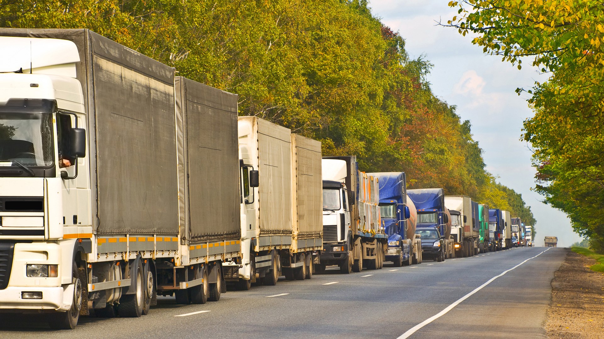 Granica znowu otwarta - kierowcy czekają w ogromnej kolejce, żeby wrócić z Białorusi do Polski