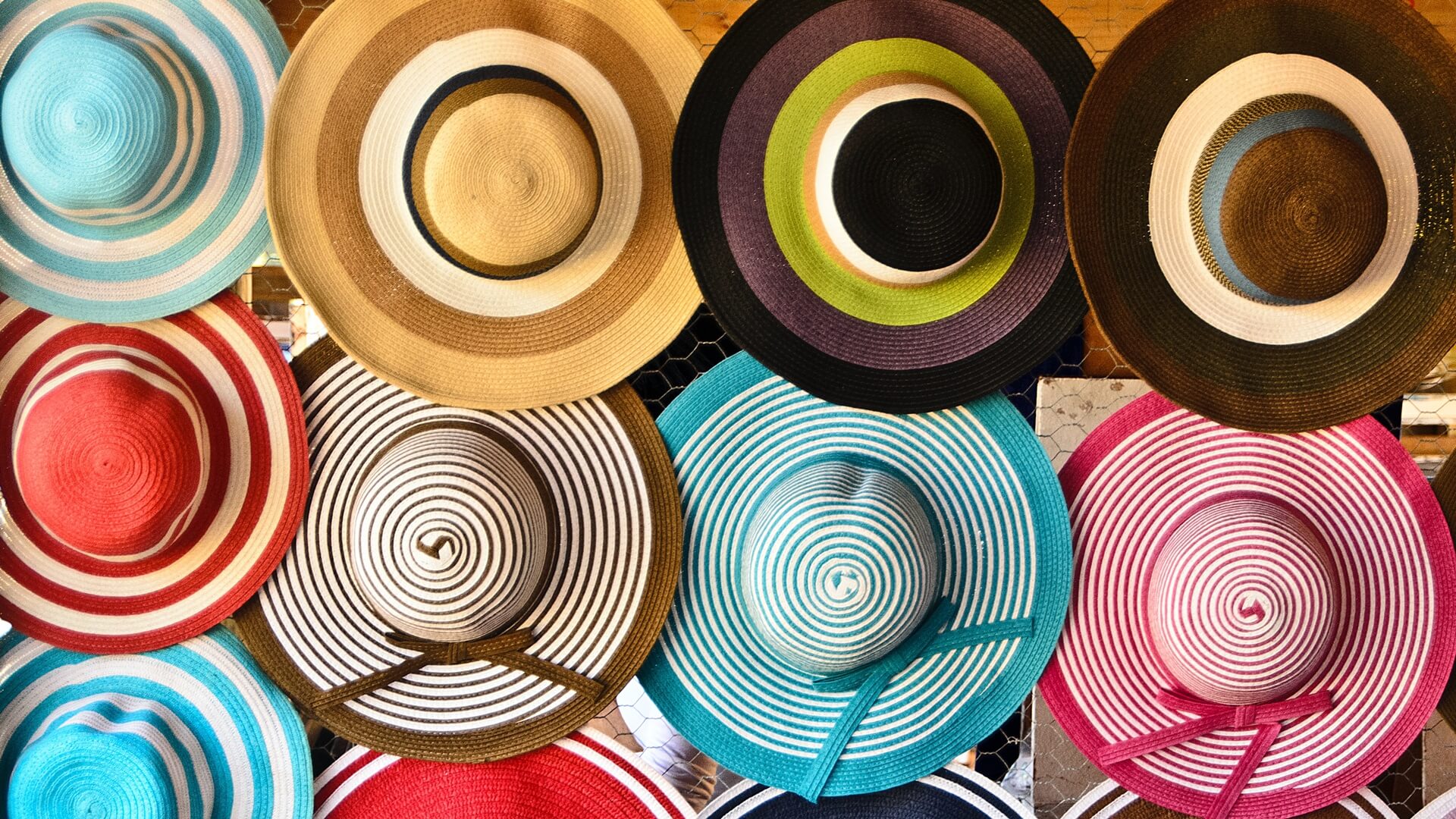 Kapelusze Hanki Bielickiej zamiast parasolek - pomysł władz Łomży na promocję